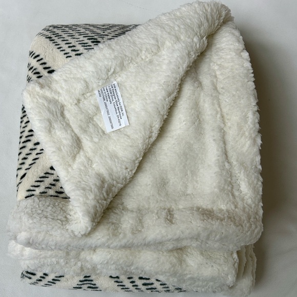 DSW Sherpa Geo Print Throw Blanket - Picture 2 of 4